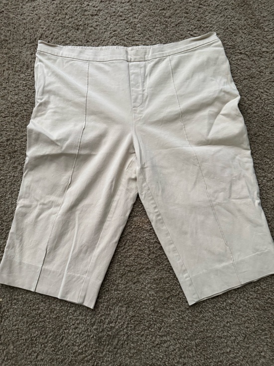 Isaac Mizrahi Pants - Isaac Mizrahi Cream Flat-Front Knee-Length Women’s Shorts